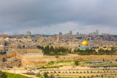 Kudüs, Filistin. Altın Kubbe ve Mescid-i Aksa, İslam'ın üçüncü camisi. Filistin, batı duvarı ve tapınak dağ bölgesi. Caminin önündeki insanlar. Kudüs, Filistin. 21.02.2019