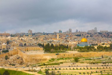 Kudüs, Filistin. Altın Kubbe ve Mescid-i Aksa, İslam'ın üçüncü camisi. Filistin, batı duvarı ve tapınak dağ bölgesi. Caminin önündeki insanlar. Kudüs, Filistin. 21.02.2019