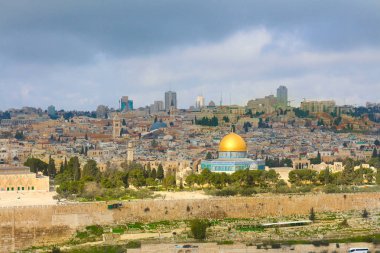 Kudüs, Filistin. Altın Kubbe ve Mescid-i Aksa, İslam'ın üçüncü camisi. Filistin, batı duvarı ve tapınak dağ bölgesi. Caminin önündeki insanlar. Kudüs, Filistin. 21.02.2019