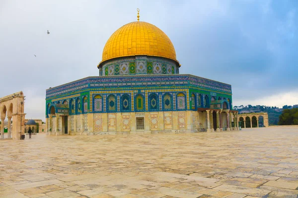 Kudüs, Filistin. Altın Kubbe ve Mescid-i Aksa, İslam'ın üçüncü camisi. Filistin, batı duvarı ve tapınak dağ bölgesi. Caminin önündeki insanlar. Kudüs, Filistin. 21.02.2019
