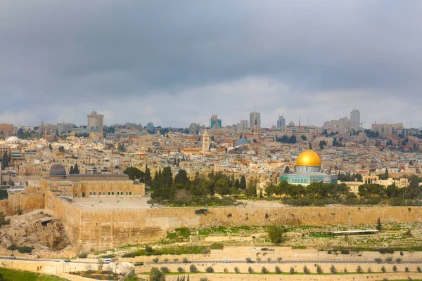 Kudüs, Filistin. Altın Kubbe ve Mescid-i Aksa, İslam'ın üçüncü camisi. Filistin, batı duvarı ve tapınak dağ bölgesi. Caminin önündeki insanlar. Kudüs, Filistin. 21.02.2019