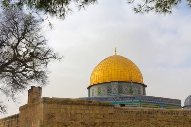 Kudüs, Filistin. Altın Kubbe ve Mescid-i Aksa, İslam'ın üçüncü camisi. Filistin, batı duvarı ve tapınak dağ bölgesi. Caminin önündeki insanlar. Kudüs, Filistin. 21.02.2019