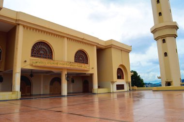 Kaddafi Camii. Afrika'nın İncisi. Muhteşem caminin yanında muhteşem bir minare. Afrika Kampala, Uganda - 5 Haziran 2016: