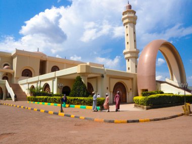 Kaddafi Camii. Afrika'nın İncisi. Muhteşem caminin yanında muhteşem bir minare. Afrika Kampala, Uganda - 5 Haziran 2016: