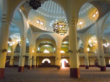 Kaddafi Camii. Afrika'nın İncisi. Muhteşem caminin yanında muhteşem bir minare. Afrika Kampala, Uganda - 5 Haziran 2016: