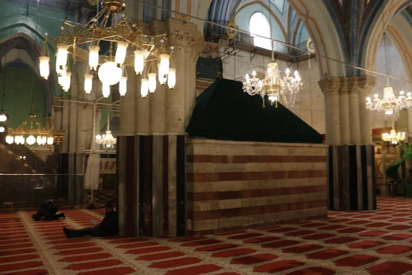 Al Aksa Camii. Filistinli Müslümanlar ilk cuma namazını Kudüs'teki Mescid-i Aksa'nın avlusuna kıldı. Kudüs, Filistin. 21.02.2019