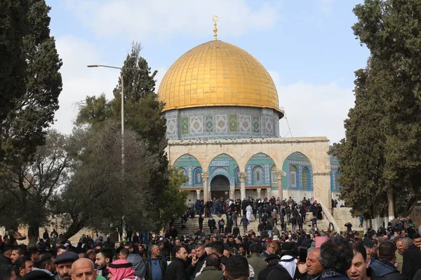 Al Aksa Camii. Filistinli Müslümanlar ilk cuma namazını Kudüs'teki Mescid-i Aksa'nın avlusuna kıldı. Kudüs, Filistin. 21.02.2019
