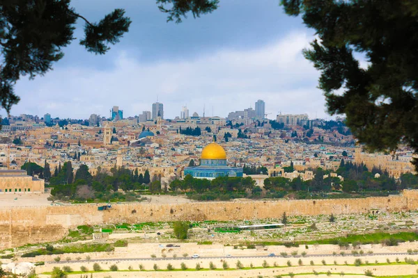 Al Aksa Camii. Filistinli Müslümanlar ilk cuma namazını Kudüs'teki Mescid-i Aksa'nın avlusuna kıldı. Kudüs, Filistin. 21.02.2019