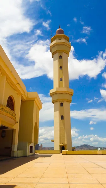 Kaddafi Camii. Afrika'nın İncisi. Muhteşem caminin yanında muhteşem bir minare. Afrika Kampala, Uganda - 5 Haziran 2016: