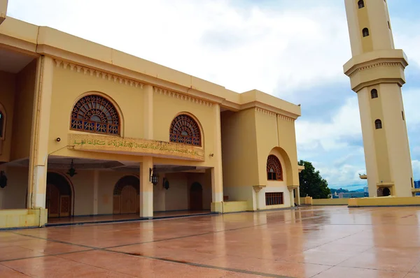 Kaddafi Camii. Afrika'nın İncisi. Muhteşem caminin yanında muhteşem bir minare. Afrika Kampala, Uganda - 5 Haziran 2016: