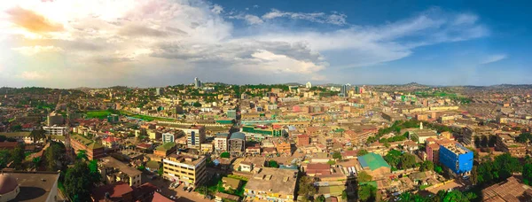 Uganda Kampala muhteşem, panoramik görüntü. Kampala'nın merkezi, Kampala'nın kuş bakışı görünümü. Uganda-Kampala, Afrika. Haziran 11, 2016