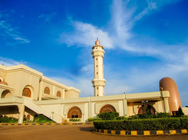 Kaddafi Camii. Afrika'nın İncisi. Muhteşem caminin yanında muhteşem bir minare. Afrika Kampala, Uganda - 5 Haziran 2016:
