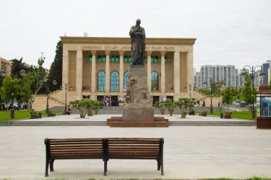 Azerbaycan Ulusal Akademik Drama Tiyatrosu. Tiyatronun önündeki şair Muhammed Fuzuli'nin heykeli. Tiyatro Bakü'de akademik bir tiyatrodur. Bakü Azerbaycan. 15.07.2019