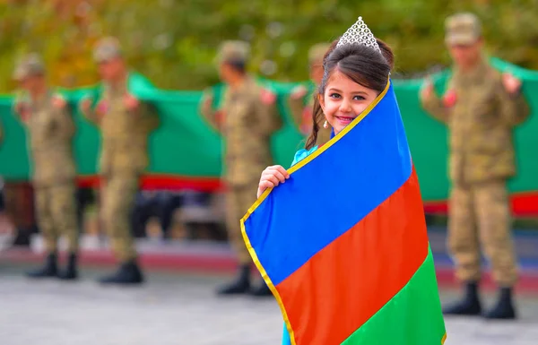 9 Kasım 2018 tarihinde Azerbaycan'da geçit töreni düzenlendi. Devlet bayrağı 9 Kasım 1918'de Azerbaycan Demokratik Cumhuriyeti zamanında kabul edilmiştir. Bakü. 9 Kasım 2018