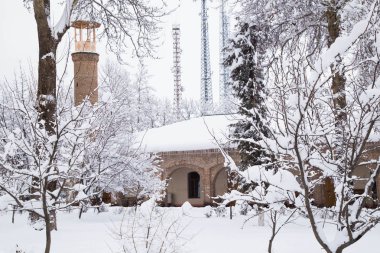 Gabala Juma Camii Azerbaycan'ın en eski camilerinden biridir. Cami karla kaplıdır. Gabala şehrinde Azerbaycan Juma Camii. 5 Ocak 2018