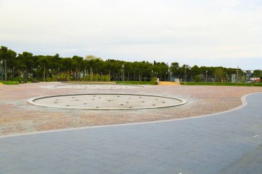Azerbaycan Haydar Aliyev Merkez Parkı. Parkın toplam alanı 14 hektardır. Bölgede 7 modern çeşme ve yapay göl inşa edilmiştir. Azerbaycan Şamkir. Ekim 3, 2017