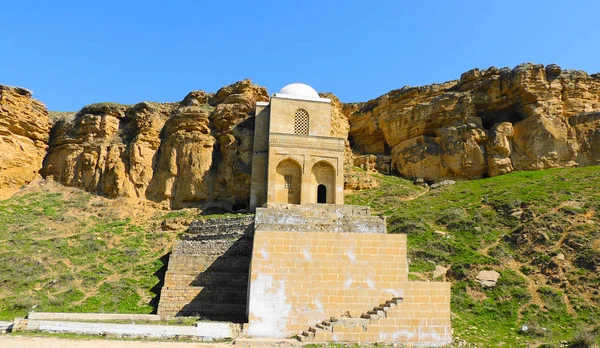 Diri Baba Türbesi Azerbaycan'ın Gobustan kentinde Şeyh Diri Baba'nın türbesidir. Yaşayan Baba mozolesi. Azerbaycan Gobustan. 12 Haziran 2018