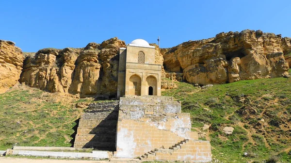 Diri Baba Türbesi Azerbaycan'ın Gobustan kentinde Şeyh Diri Baba'nın türbesidir. Yaşayan Baba mozolesi. Azerbaycan Gobustan. 12 Haziran 2018