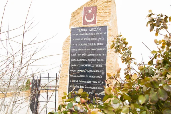 Azerbaycan, Gobustan. Kafkas İslam Ordusu askerlerinin Mezarı - Türk askerleri için bir anıt. Azerbaycan ve Türkiye bayrakları yan yana. Gobustan, Azerbaycan - 21 Eylül 2018: