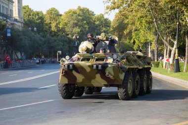 Bakü'nün 15 Eylül'de Ermenilerden kurtuluşu şerefine Azerbaycan'ın askeri geçit töreni. Azerbaycan Silahlı Kuvvetleri'nin askeri geçit töreni. Bakü Azerbaycan. Eylül 15, 2018