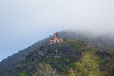 Kurmuk tapınağı. Azerbaycan'ın Gakh bölgesinde bulunan antik Arnavut tapınağının kalıntıları üzerine inşa edilmiş bir kilisedir . Azerbaycan'da Gakh. 04.04.2019