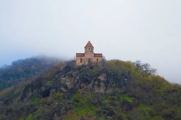 Kurmuk tapınağı. Azerbaycan'ın Gakh bölgesinde bulunan antik Arnavut tapınağının kalıntıları üzerine inşa edilmiş bir kilisedir . Azerbaycan'da Gakh. 04.04.2019