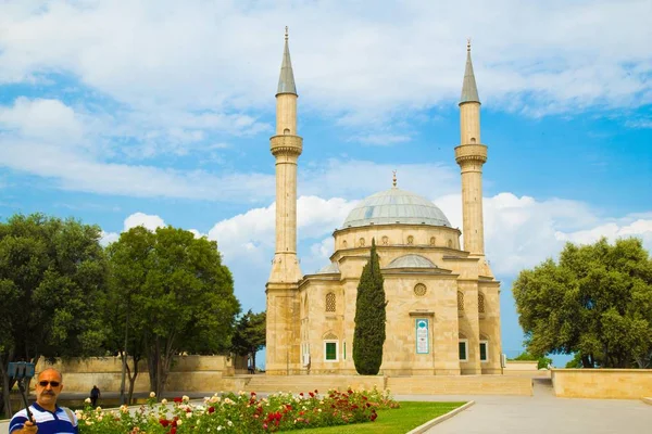 Mešita Shahid Baku Ázerbájdžánu Výhledy Historickou Moderní Architekturu Nedaleko Věže — Stock fotografie