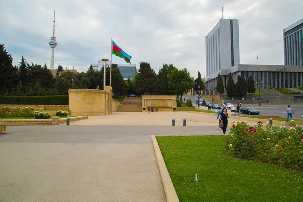 Bakü, Azerbaycan. Türk askerlerinin anıtı - Kafkas İslam Ordusu'nun askerleri. Azerbaycan ve Türk bayrakları yan yana. Bakü, Azerbaycan- 21 Haziran 2018: