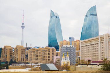 Azerbaycan'ın başkenti, bakü tarihi kenti. Eski dar sokaklar, eski binalar ve modern mimari binalar. Alev kuleleri ve Tv anteni. Bakü, Azerbaycan 4 Ocak 2018