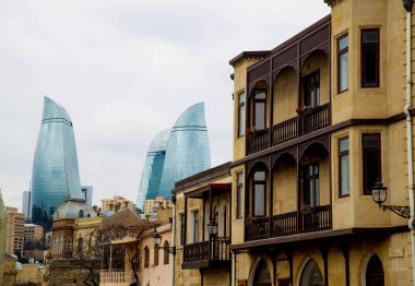 Azerbaycan'ın başkenti, bakü tarihi kenti. Eski dar sokaklar, eski binalar ve modern mimari binalar. Alev kuleleri ve Tv anteni. Bakü, Azerbaycan 4 Ocak 2018
