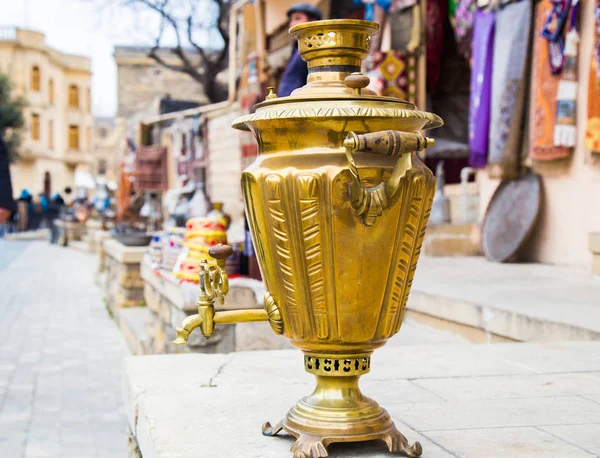  Dükkan girişinde büyük samovar, Bakü. Bakü'den Icheri Sheher. Satılık Hediyelik Eşyalı Sokak turist dükkanı Bakü, Azerbaycan - 18 Haziran 2018