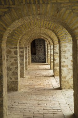 Şaki, Azerbaycan. Şeki Han Sarayı'nın dış manzarası 1762'ye kadar bitki örtüsü ve insanlarla uzanır. Shaki Inns'in yazlık eviydi. 22 Nisan 2018.