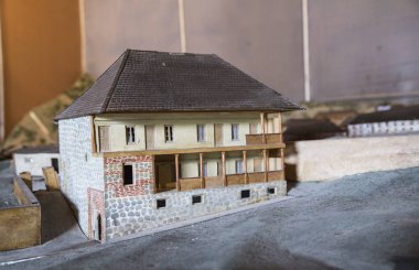 Shaki'deki minyatür parkı. Kırsal arazi, terk edilmiş eski beyaz evler. Düz atış. Şaki, Azerbaycan. 4 Eylül 2018