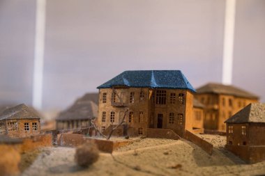 Shaki'deki minyatür parkı. Kırsal arazi, terk edilmiş eski beyaz evler. Düz atış. Şaki, Azerbaycan. 4 Eylül 2018