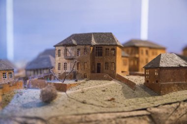 Shaki'deki minyatür parkı. Kırsal arazi, terk edilmiş eski beyaz evler. Düz atış. Şaki, Azerbaycan. 4 Eylül 2018