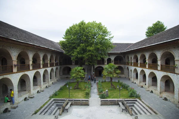 Şaki, Azerbaycan. Şeki Han Sarayı'nın dış manzarası 1762'ye kadar bitki örtüsü ve insanlarla uzanır. Shaki Inns'in yazlık eviydi. 22 Nisan 2018.