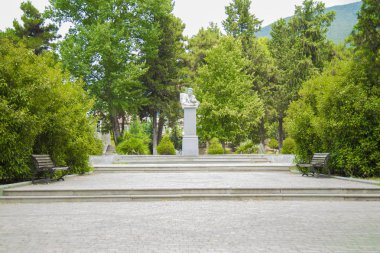 Şaki Parkı'ndaki Bahtiyar Vahapzade Heykeli. Azerbaycan şairi 20. Yakından kapatın. Bakü, Azerbaycan. Mayıs 22, 2018