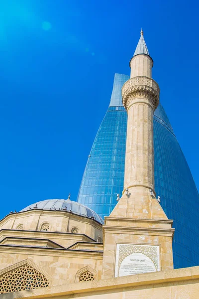 Şehitler Camii'nin yanındaki Alev Kuleleri. Şehitler ve Türk Camii. Mountain Park'ın yakınında yer alan Hotel Flame Towers. Bakü, Azerbaycan. 2 Eylül 2018: