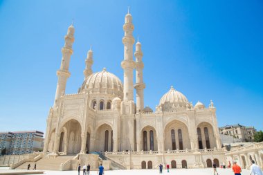 Haydar Aliyev Camii. Bakü'deki en büyük cami Haydar Camii'dir. Dört adet 95 metre yüksekliğinde minareye sahip olup caminin toplam alanı 12000 m2'dir. Bakü, Azerbaycan. 05/31/2019