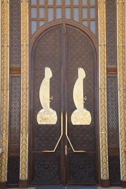 Haydar Aliyev Camii. Bakü'deki en büyük cami Haydar Camii'nin Altın Kapısı'dır. Kapının yüksekliği 8 metre Arap harfleriyle süslenmiştir. Bakü, Azerbaycan. 05/31/2019