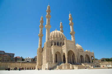 Haydar Aliyev Camii. Bakü'deki en büyük cami Haydar Camii'dir. Dört adet 95 metre yüksekliğinde minareye sahip olup caminin toplam alanı 12000 m2'dir. Bakü, Azerbaycan. 05/31/2019
