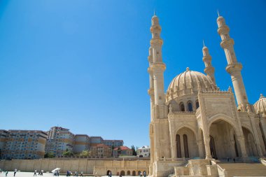 Haydar Aliyev Camii. Bakü'deki en büyük cami Haydar Camii'dir. Dört adet 95 metre yüksekliğinde minareye sahip olup caminin toplam alanı 12000 m2'dir. Bakü, Azerbaycan. 05/31/2019