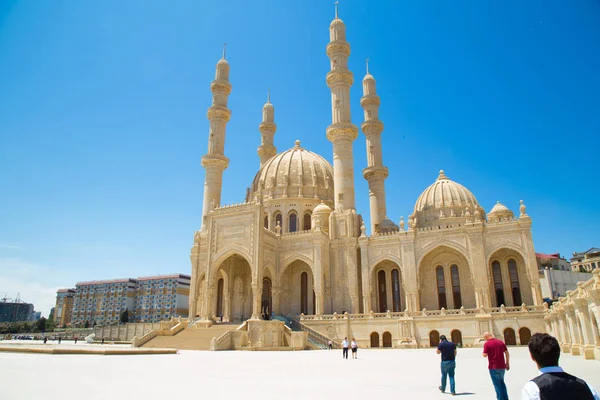 Haydar Aliyev Camii. Bakü'deki en büyük cami Haydar Camii'dir. Dört adet 95 metre yüksekliğinde minareye sahip olup caminin toplam alanı 12000 m2'dir. Bakü, Azerbaycan. 05/31/2019