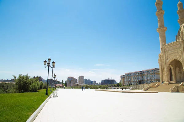 Haydar Aliyev Camii. Bakü'deki en büyük cami Haydar Camii'dir. Dört adet 95 metre yüksekliğinde minareye sahip olup caminin toplam alanı 12000 m2'dir. Bakü, Azerbaycan. 05/31/2019