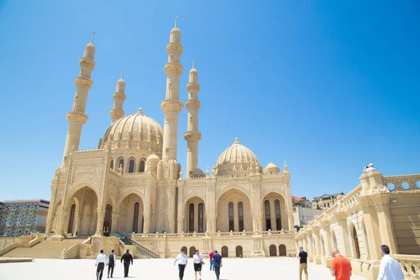 Haydar Aliyev Camii. Bakü'deki en büyük cami Haydar Camii'dir. Dört adet 95 metre yüksekliğinde minareye sahip olup caminin toplam alanı 12000 m2'dir. Bakü, Azerbaycan. 05/31/2019