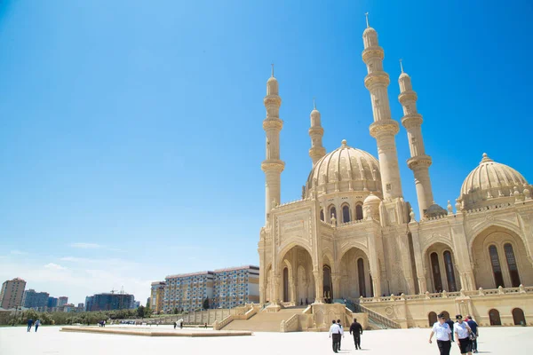 Haydar Aliyev Camii. Bakü'deki en büyük cami Haydar Camii'dir. Dört adet 95 metre yüksekliğinde minareye sahip olup caminin toplam alanı 12000 m2'dir. Bakü, Azerbaycan. 05/31/2019