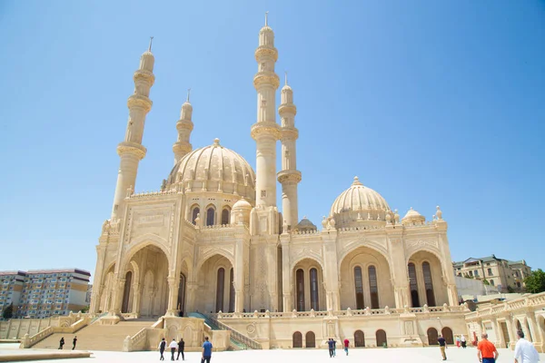 Haydar Aliyev Camii. Bakü'deki en büyük cami Haydar Camii'dir. Dört adet 95 metre yüksekliğinde minareye sahip olup caminin toplam alanı 12000 m2'dir. Bakü, Azerbaycan. 05/31/2019