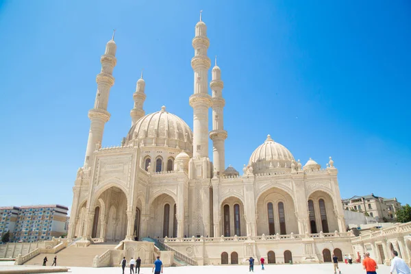 Haydar Aliyev Camii. Bakü'deki en büyük cami Haydar Camii'dir. Dört adet 95 metre yüksekliğinde minareye sahip olup caminin toplam alanı 12000 m2'dir. Bakü, Azerbaycan. 05/31/2019