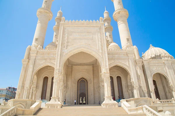 Haydar Aliyev Camii. Bakü'deki en büyük cami Haydar Camii'dir. Dört adet 95 metre yüksekliğinde minareye sahip olup caminin toplam alanı 12000 m2'dir. Bakü, Azerbaycan. 05/31/2019