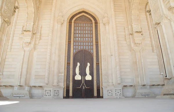 Haydar Aliyev Camii. Bakü'deki en büyük cami Haydar Camii'nin Altın Kapısı'dır. Kapının yüksekliği 8 metre Arap harfleriyle süslenmiştir. Bakü, Azerbaycan. 05/31/2019